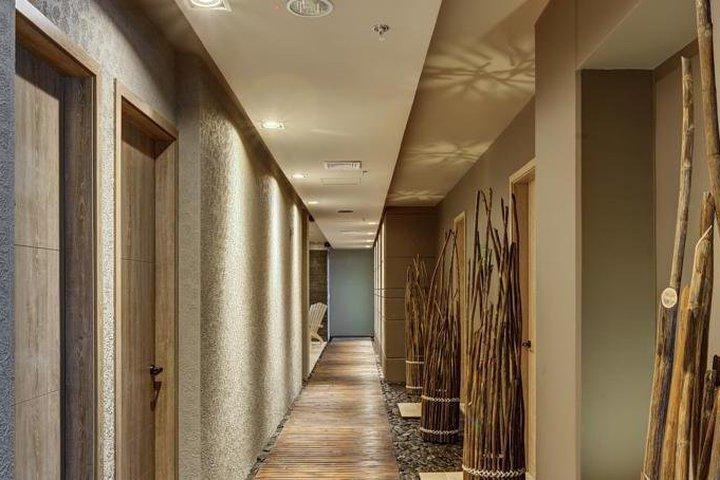 Ghl Hotel Monteria Bagian luar foto A corridor in a hotel