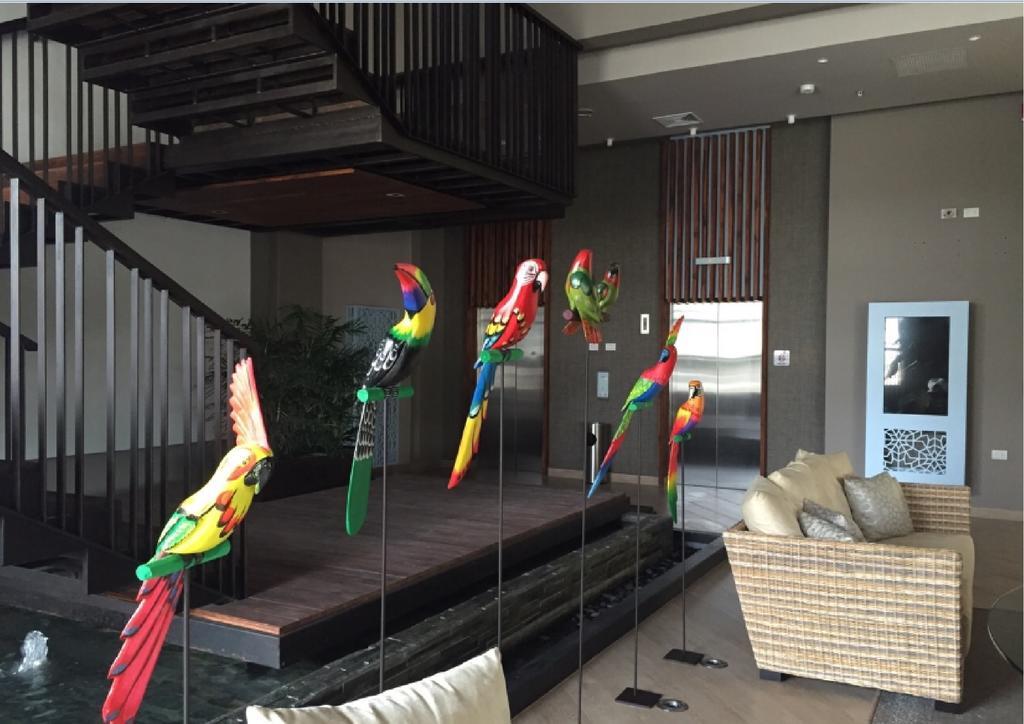 Ghl Hotel Monteria Bagian luar foto Parrots at the lobby