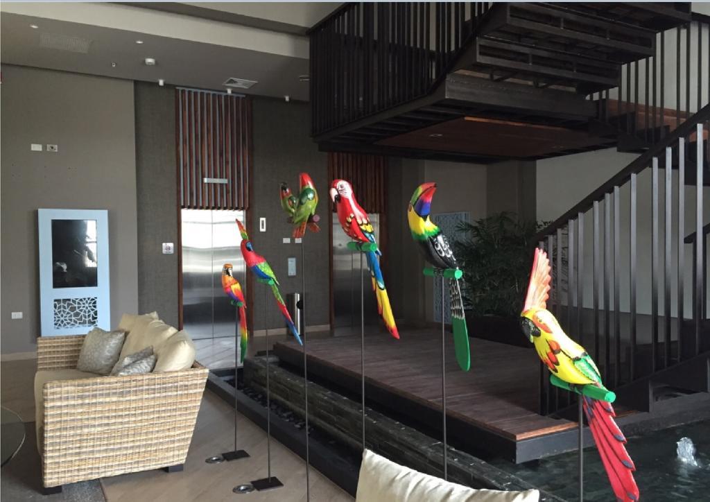 Ghl Hotel Monteria Bagian luar foto Parrots at the lobby