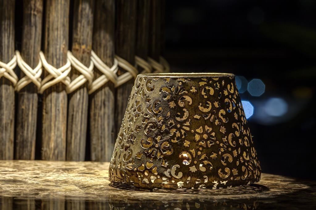 Ghl Hotel Monteria Bagian luar foto A candle holder